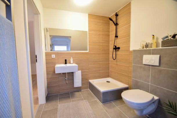 Renoviertes Badezimmer mit Badewanne | wirmietendeinhaus.de